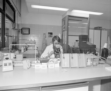 884537 Interieur van het verpleeghuis Albert van Koningsbruggen (Beneluxlaan 924) te Utrecht: het laboratorium met een ...